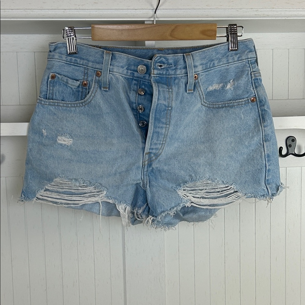Levi’s 501 Light Wash Cutoff Denim Shorts W28